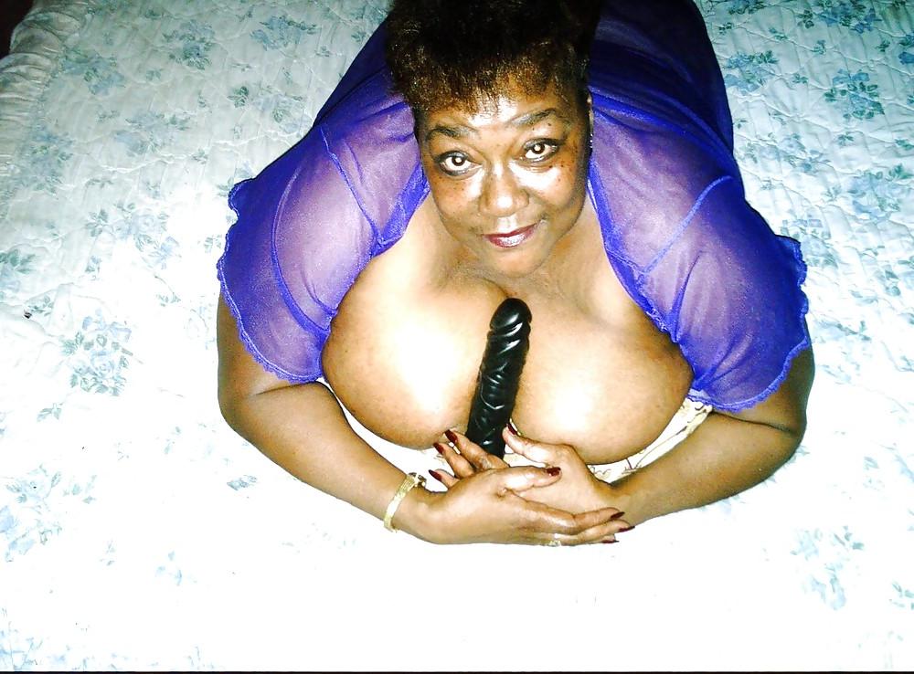 25P Old mature black pussy.........it's better!