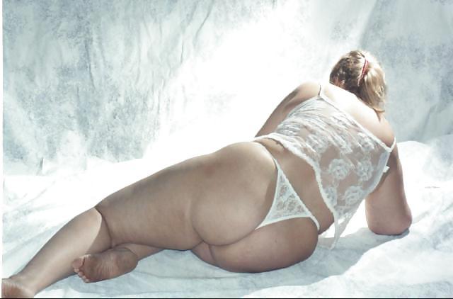 7P Amateur BBW Leigh showing off her ass