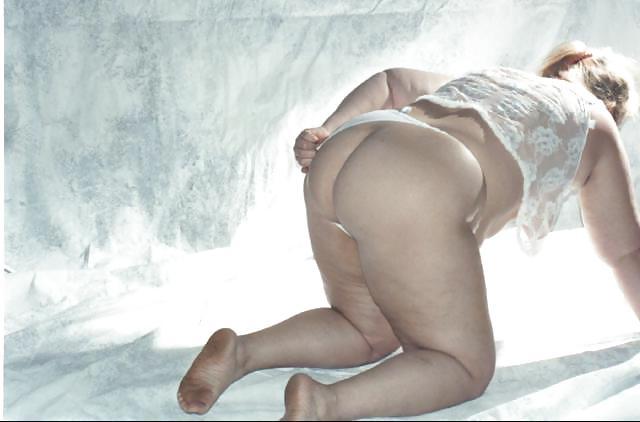 7P Amateur BBW Leigh showing off her ass