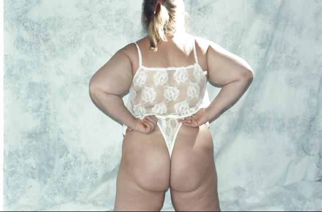 7P Amateur BBW Leigh showing off her ass
