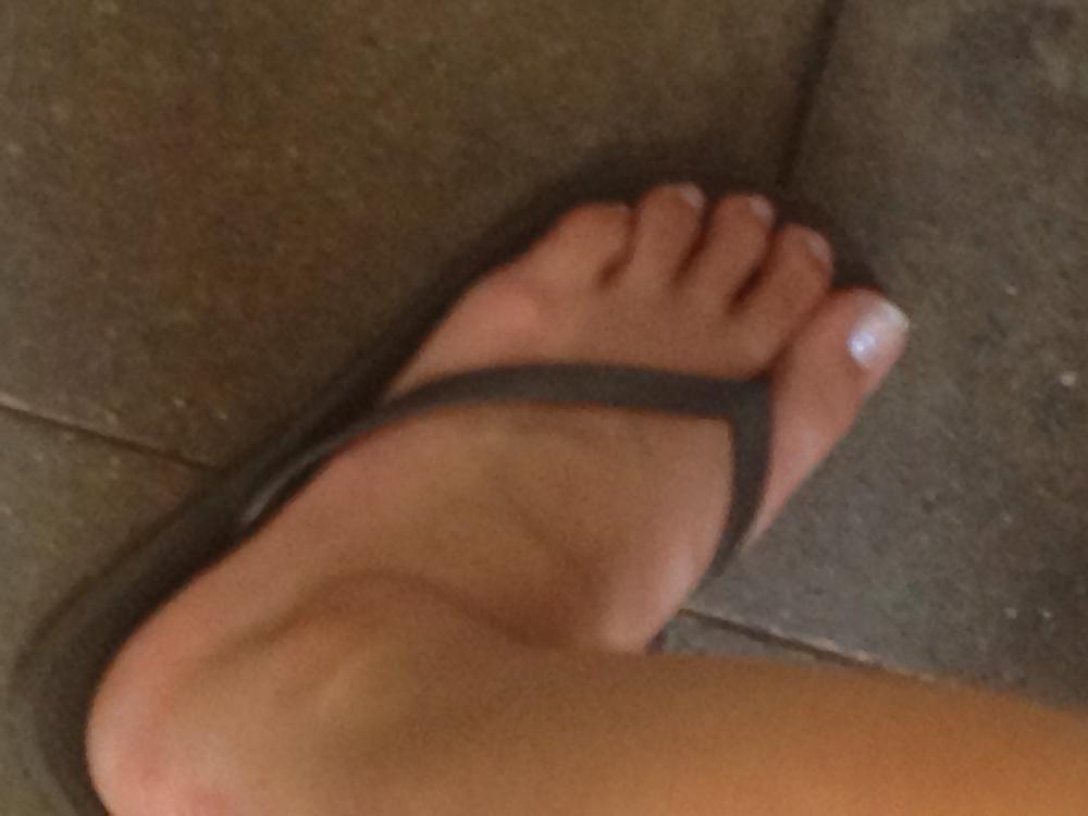 7P Candid asian feet in flip flops