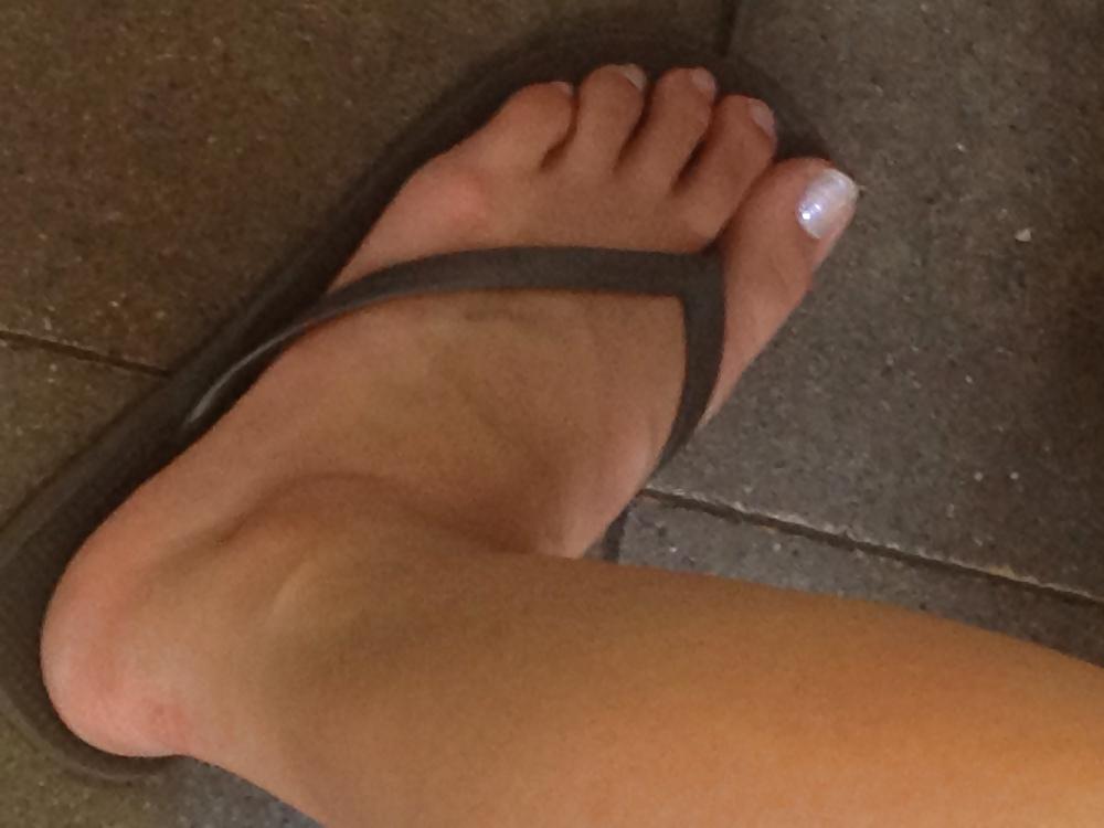 7P Candid asian feet in flip flops