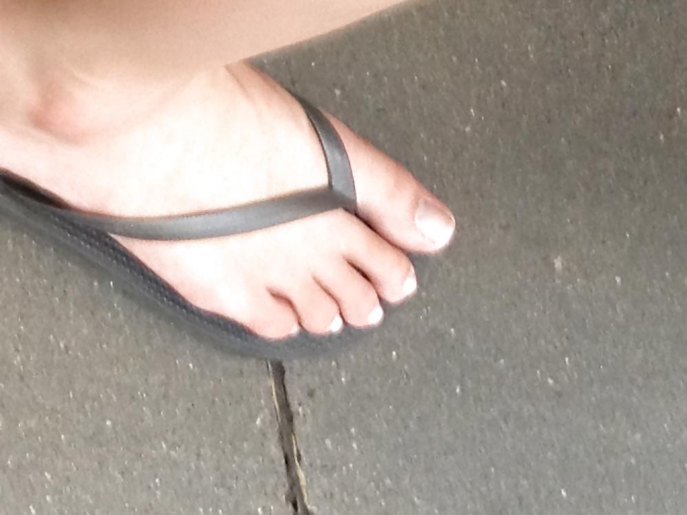 7P Candid asian feet in flip flops