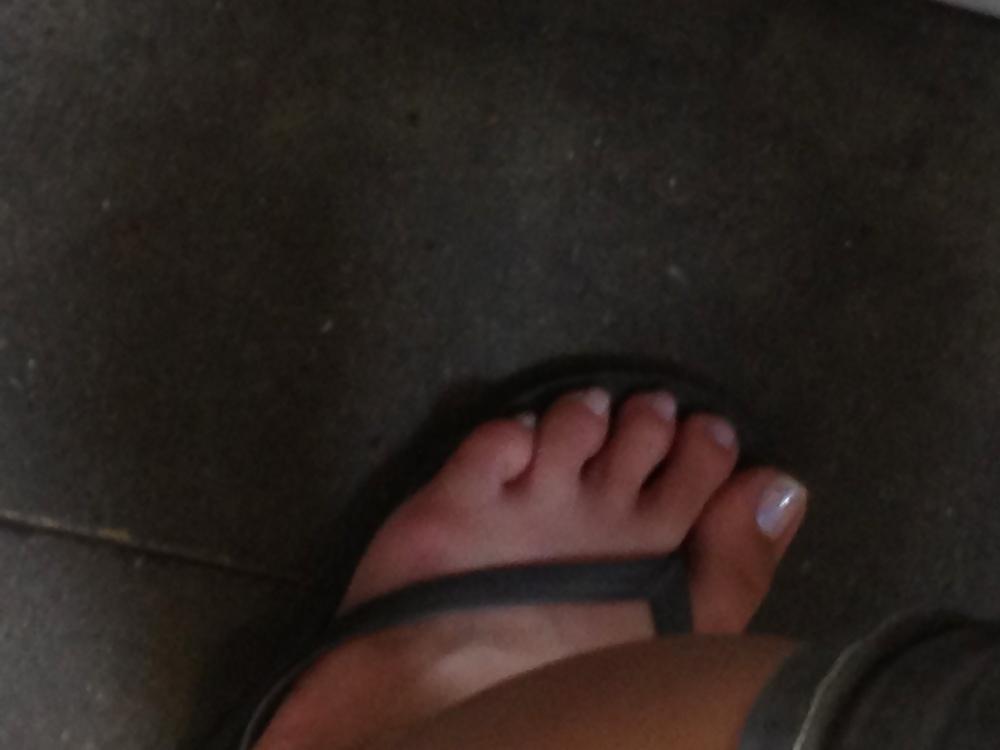 7P Candid asian feet in flip flops