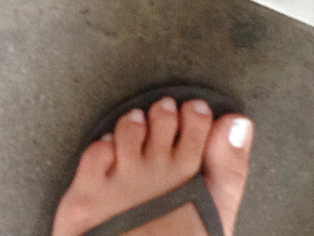 7P Candid asian feet in flip flops
