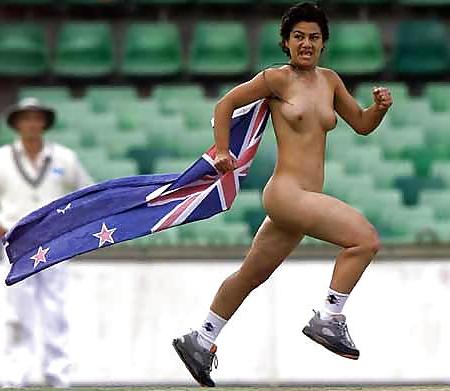 11P Public Nude Ladies