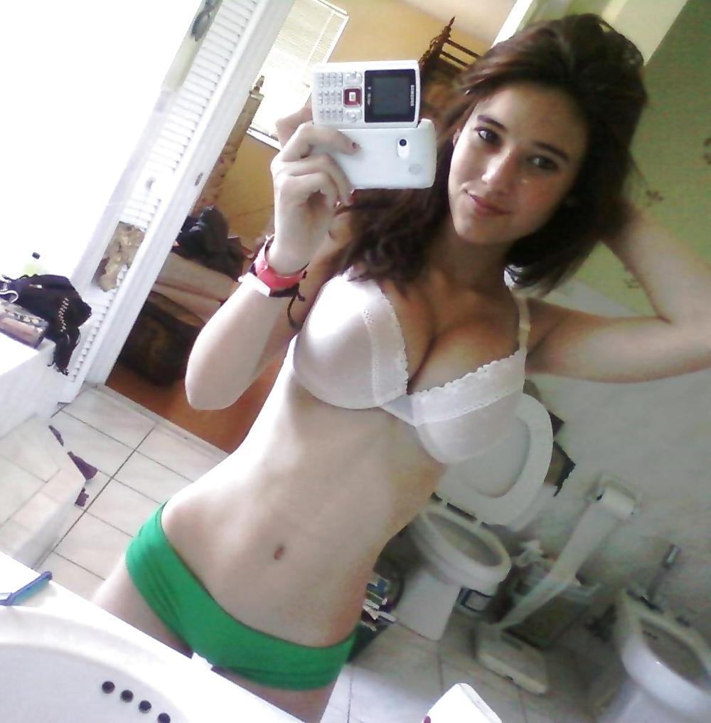 25P Amateur Tits and Cleavage 3