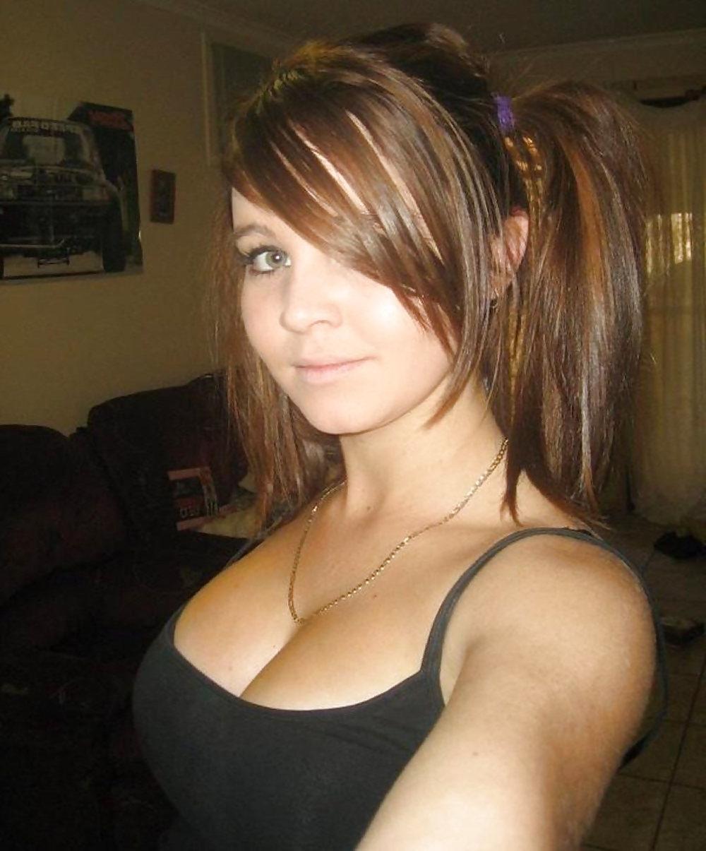 25P Amateur Tits and Cleavage 4