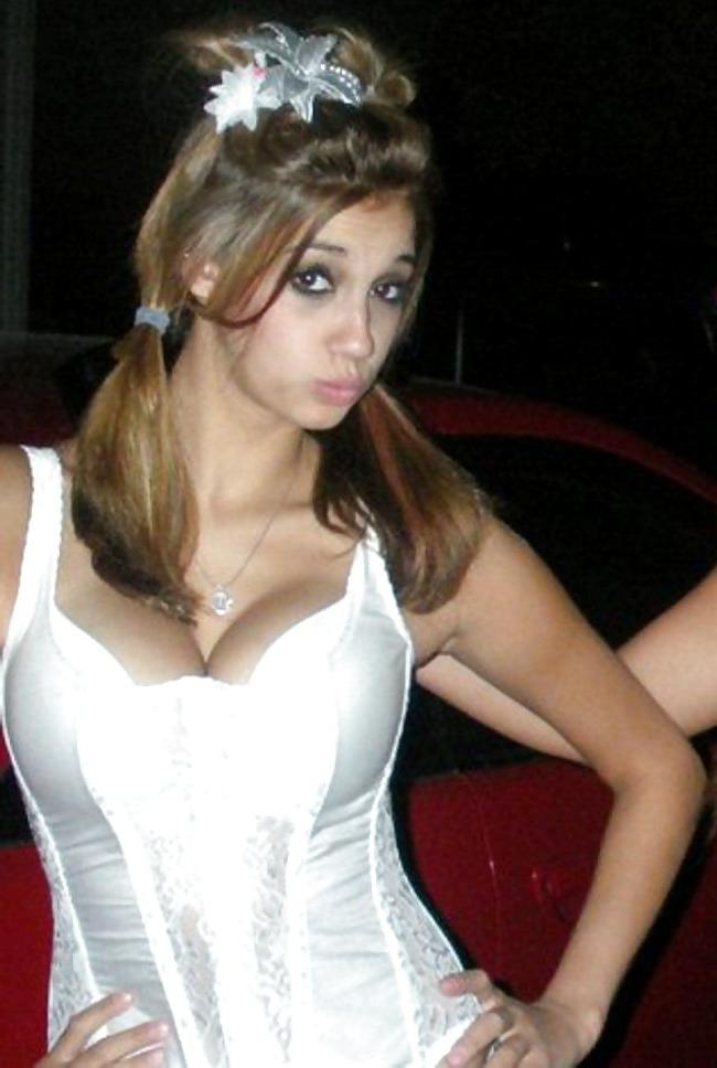 25P Amateur Tits and Cleavage 4