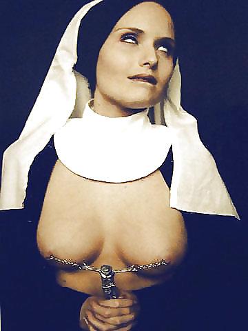 25P Sluts in nipple clamps