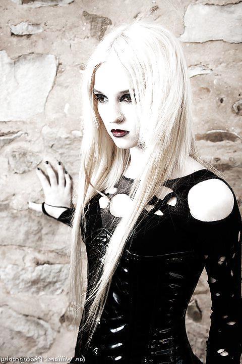 23P Gothic Babe