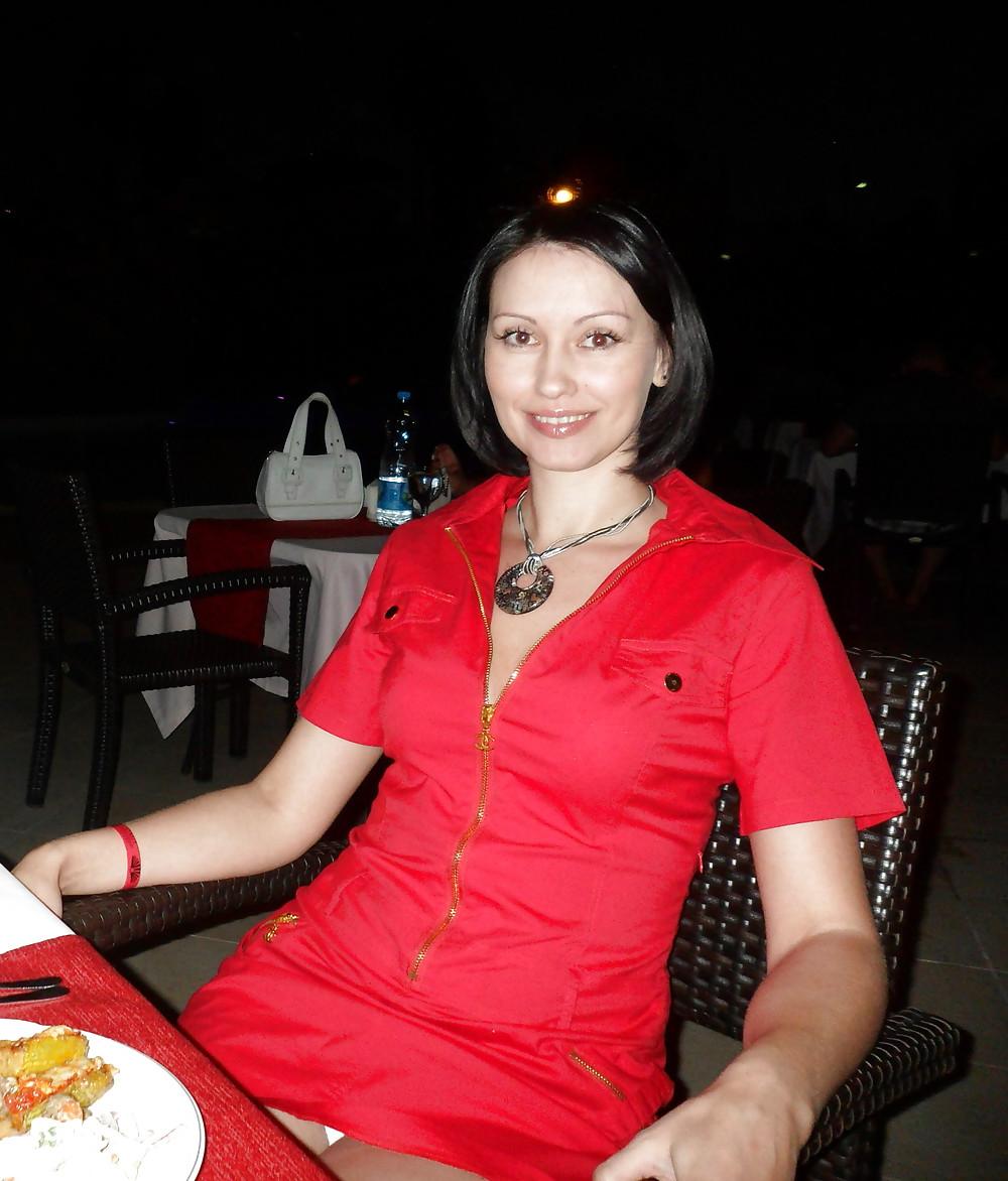 25P Sexy & Classy brunette
