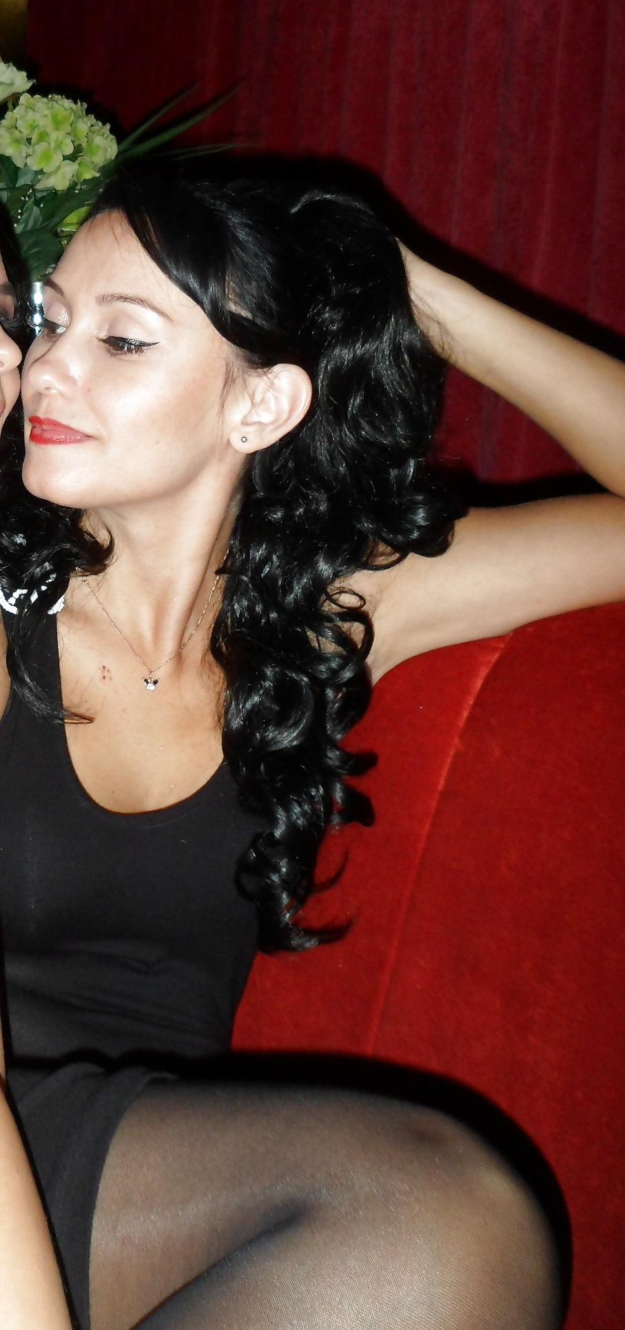 25P Sexy & Classy brunette