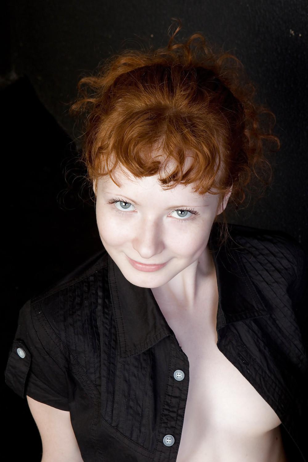 25P RED HAIR und roter Baer