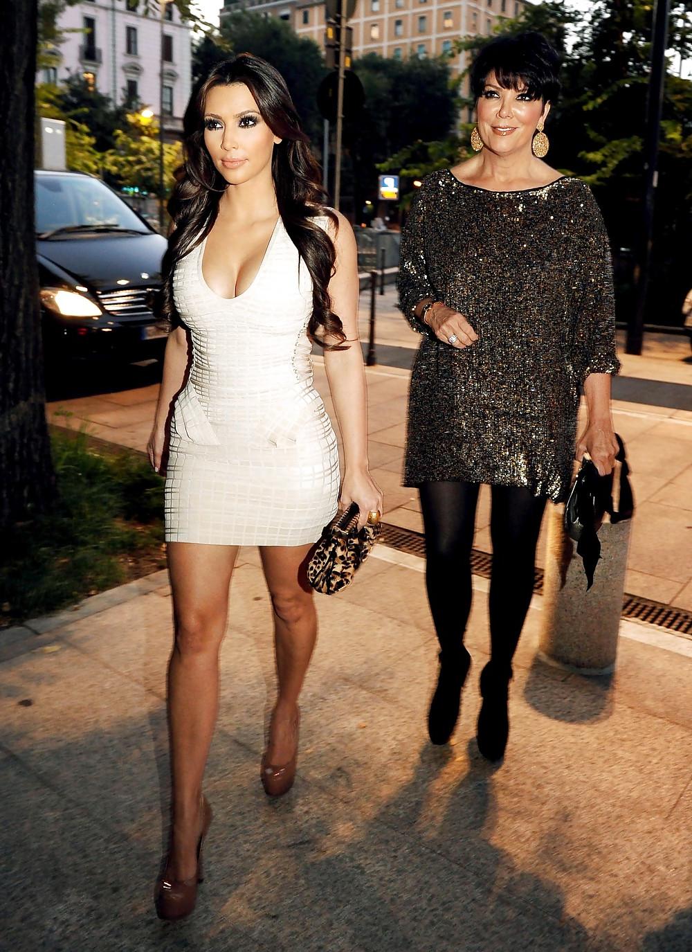 8P Kim Kardashian Cleavage Candids in Milan2