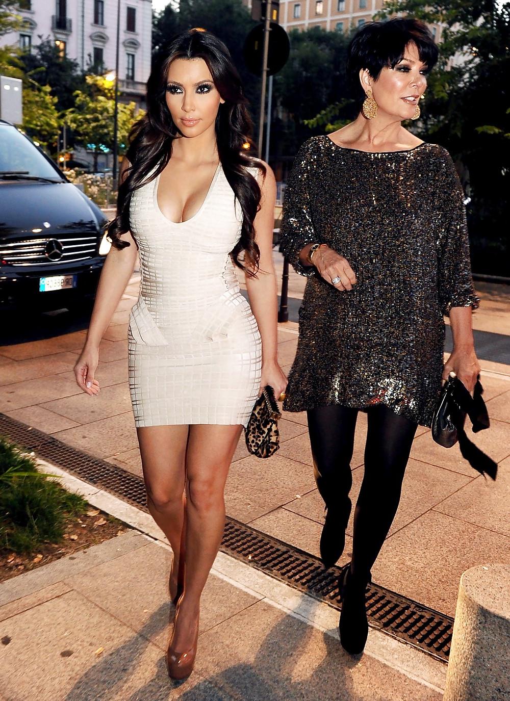 8P Kim Kardashian Cleavage Candids in Milan2