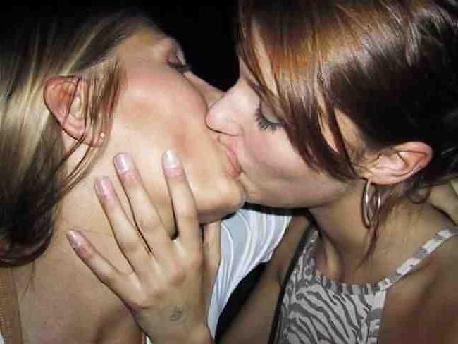 5P Girls Kissing Girls