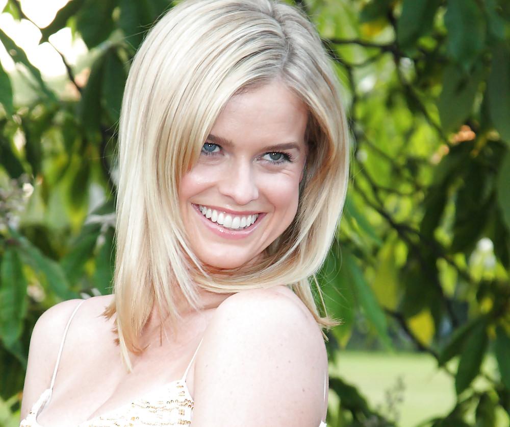 14P Alice Eve - Cleavage Is Back