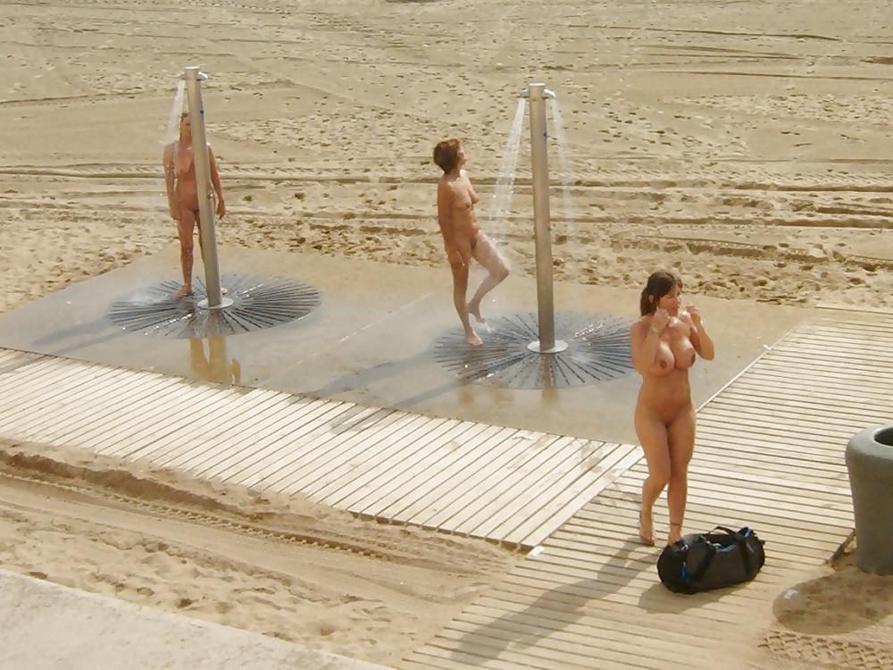 25P Shower girls. Not voyeur.