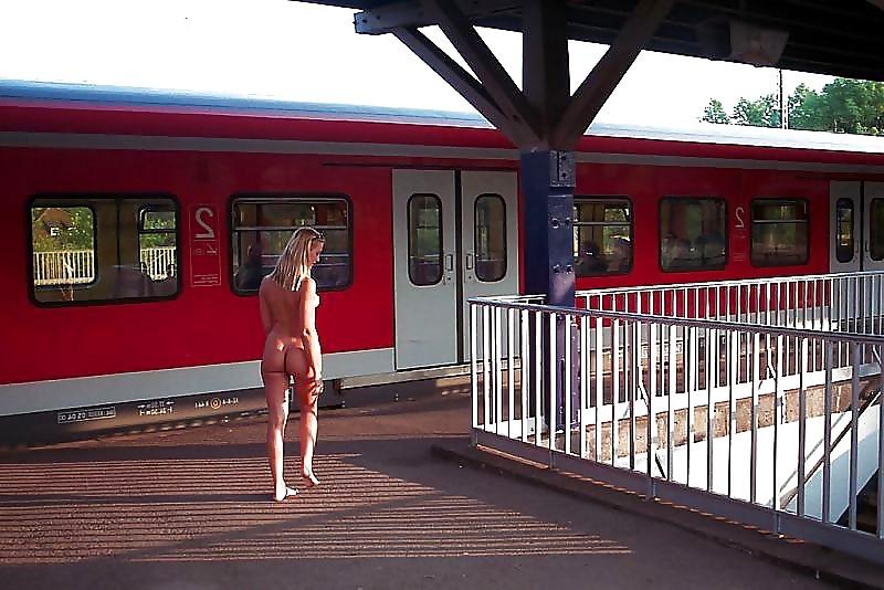 25P Public Nude Girls 3