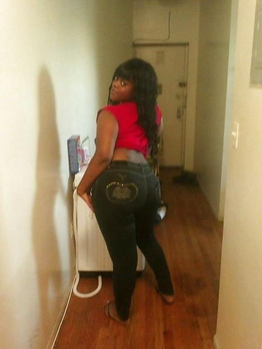 12P Thick big booty black MILF