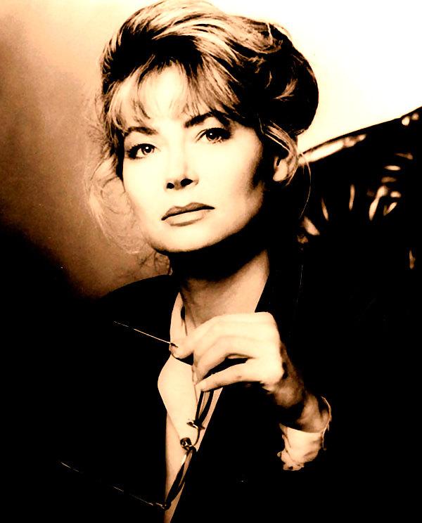 16P Retro Veronica Hart