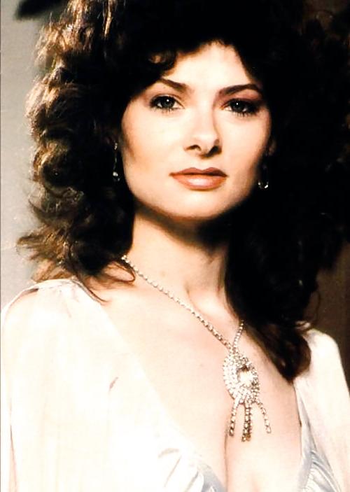 16P Retro Veronica Hart