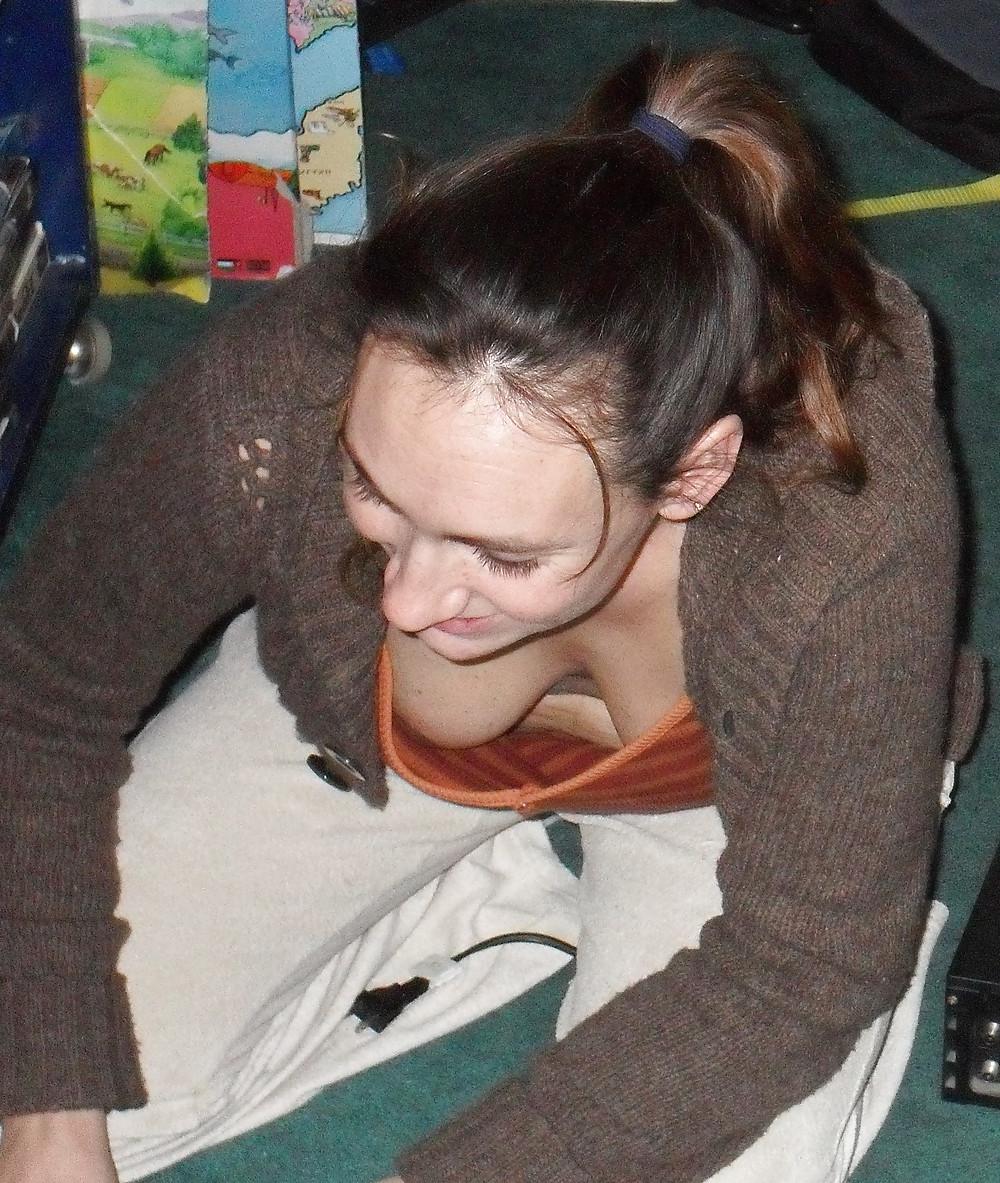 20P Downblouse cleavage