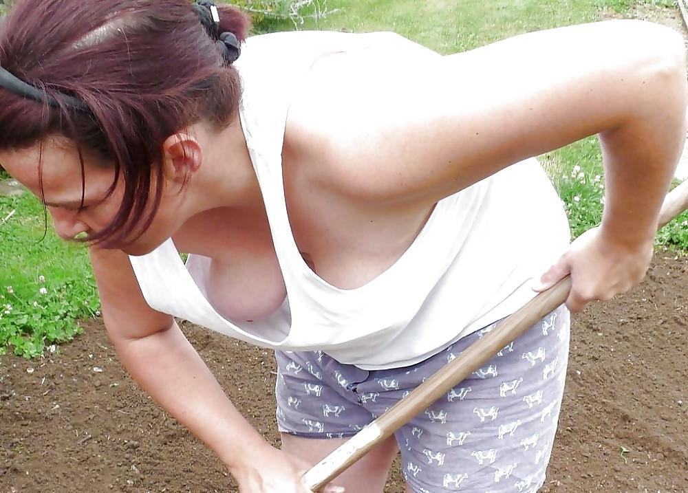 20P Downblouse cleavage
