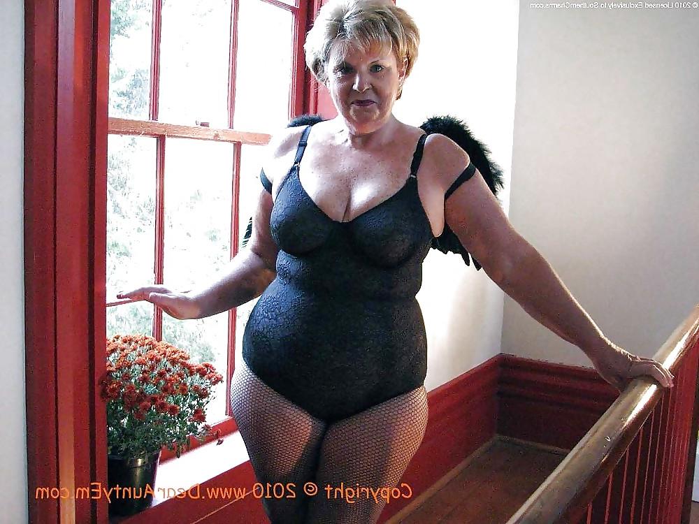 16P BBW and Mature 67 by Searcher1957