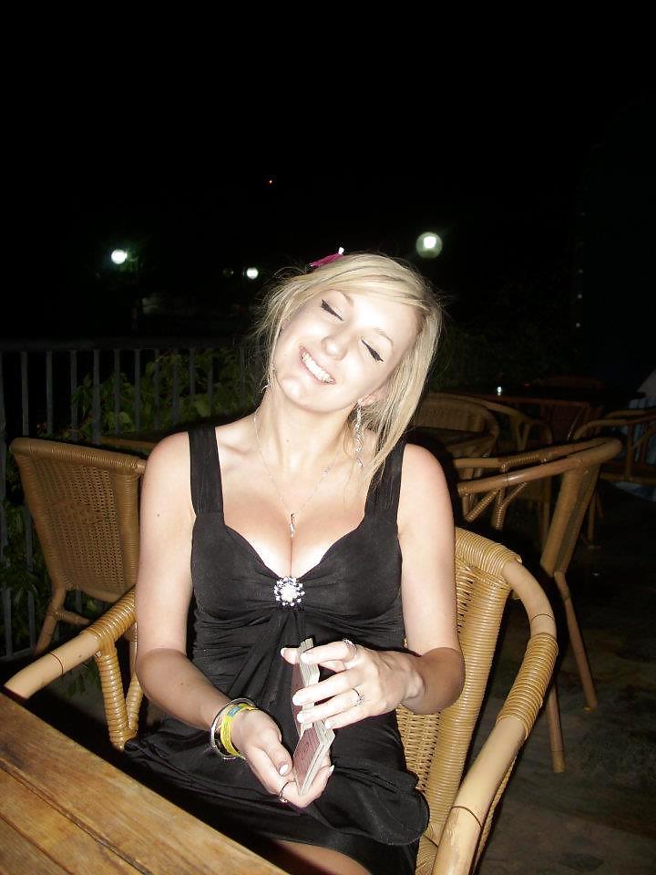 25P Big Boobed Amateur Cleavage 06