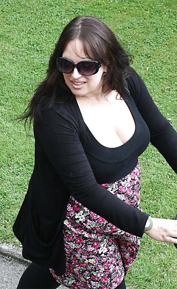 25P Big Boobed Amateur Cleavage 06