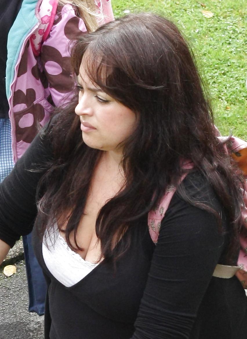25P Big Boobed Amateur Cleavage 06