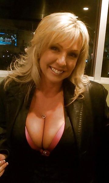 25P Big Boobed Amateur Cleavage 06