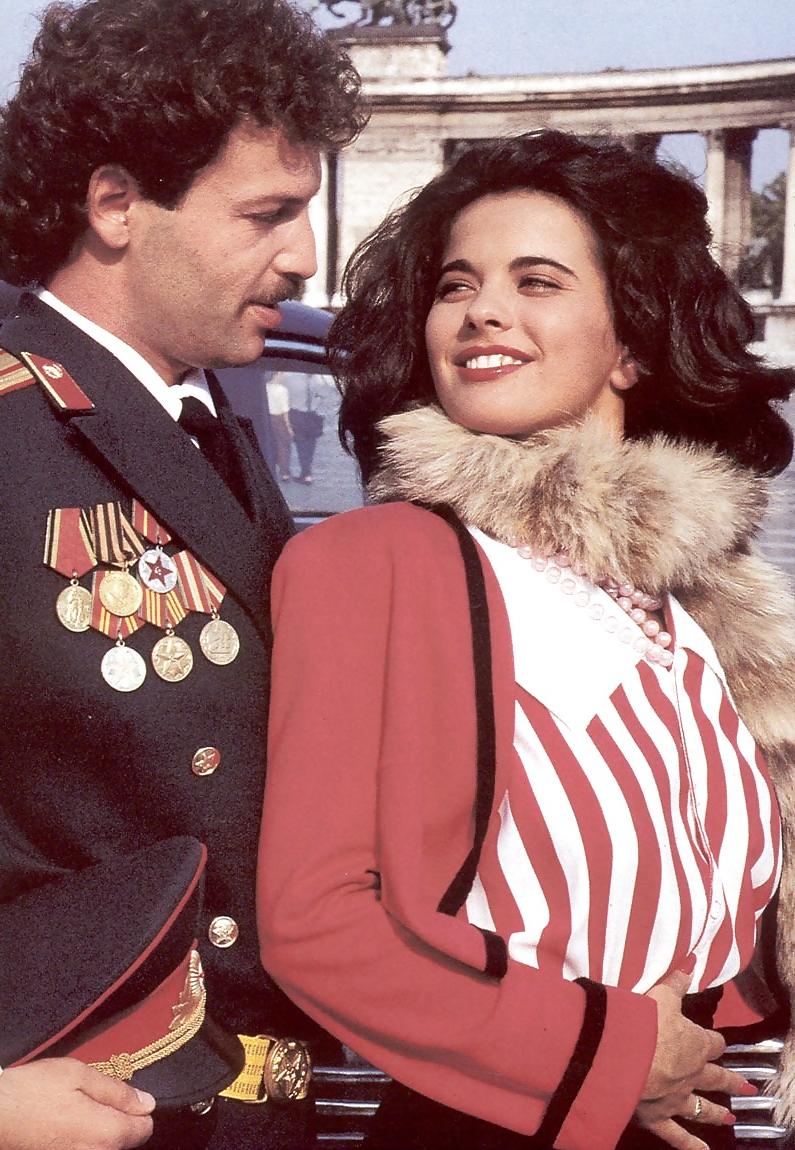 14P Some Images of RETRO BABE FUCKS AND SUCKS