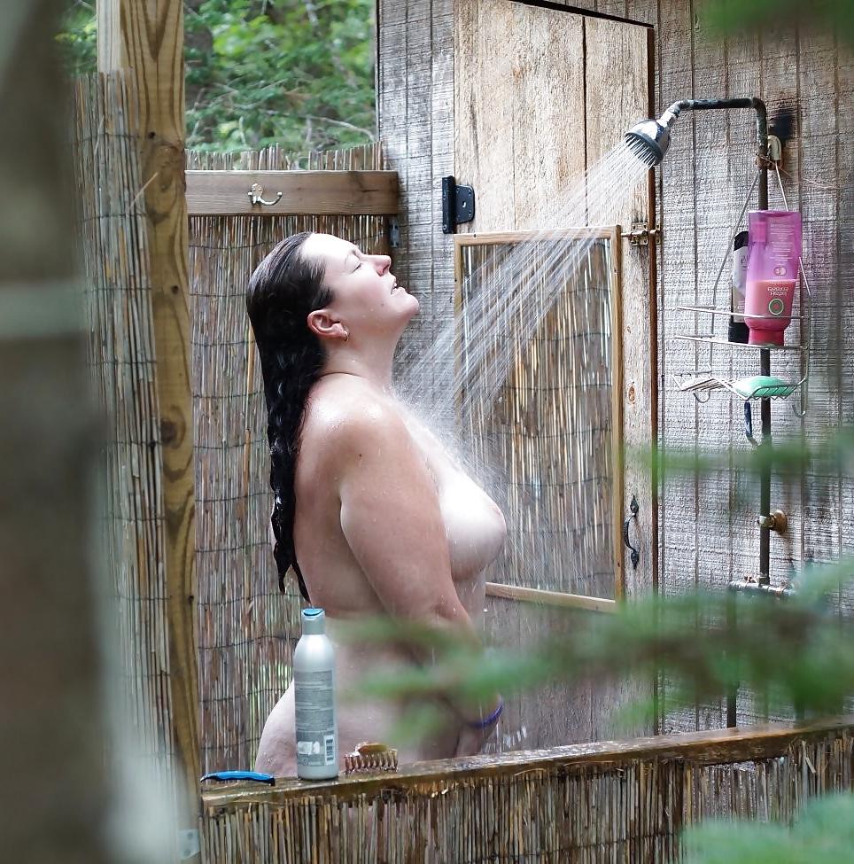 10P Housewife in the shower