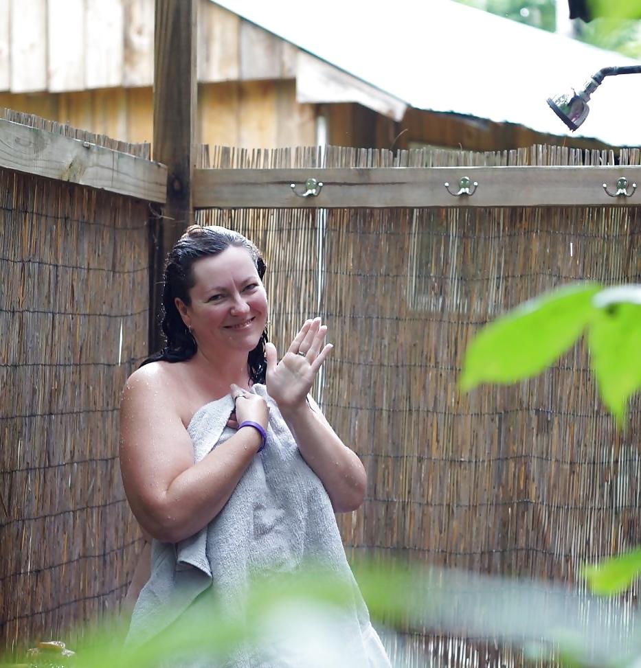 10P Housewife in the shower