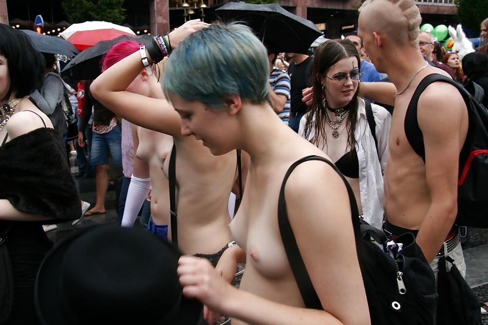 25P NAKED IN PUBLIC
