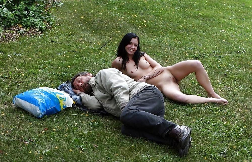 25P NAKED IN PUBLIC