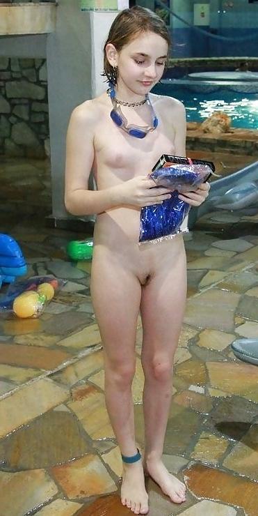 25P NAKED IN PUBLIC