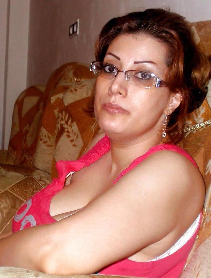 24P Gorgeous Iranian Lady