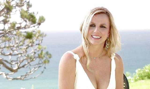 20P Britney Spears Dekolleté