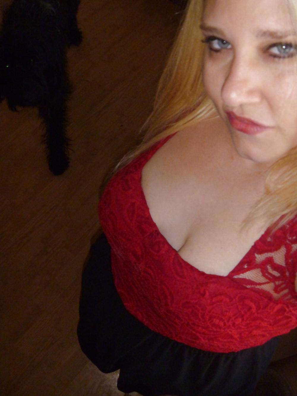 12P Deana Minaj in red lace panties 