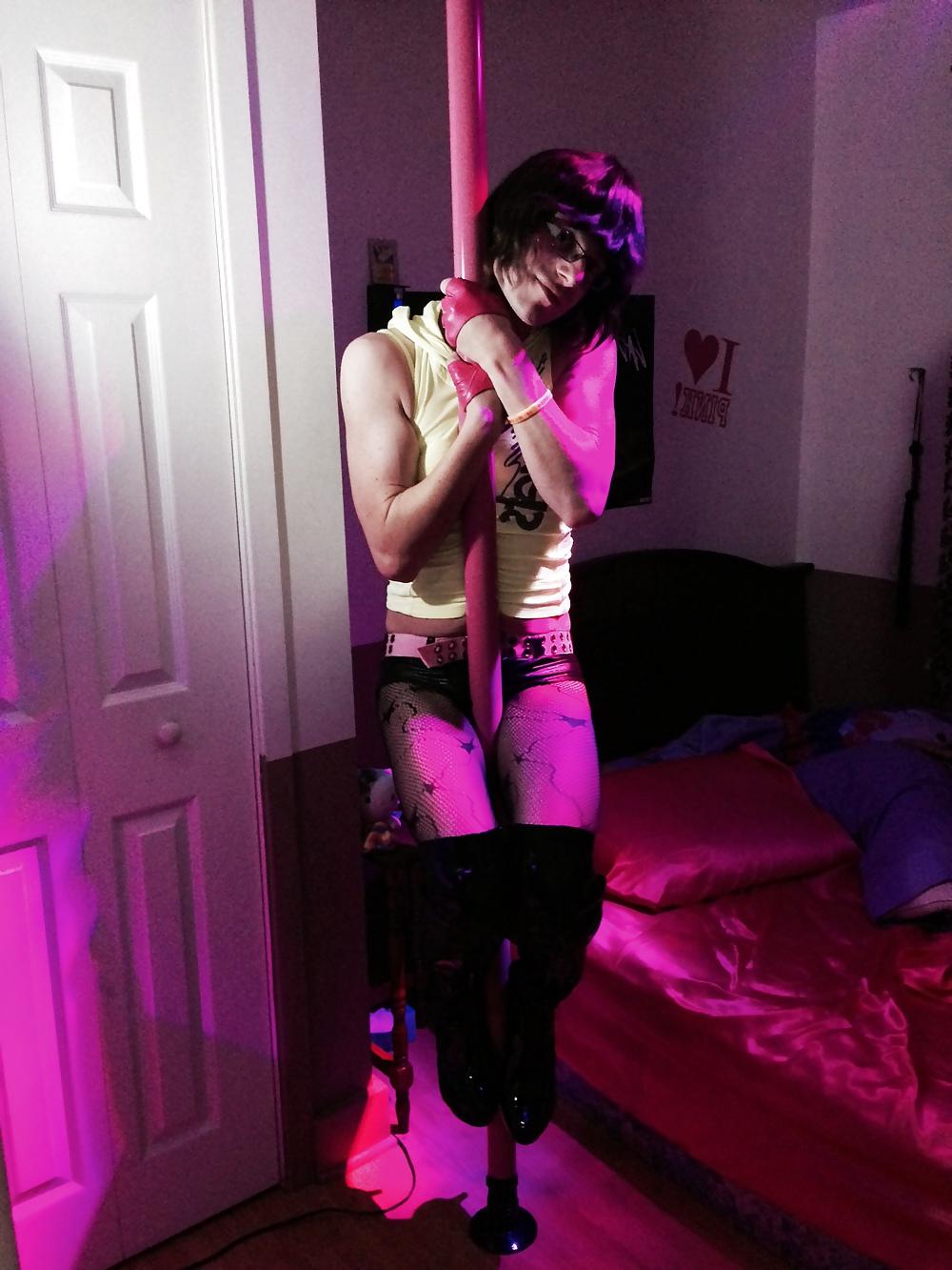 11P House pink pole dancing