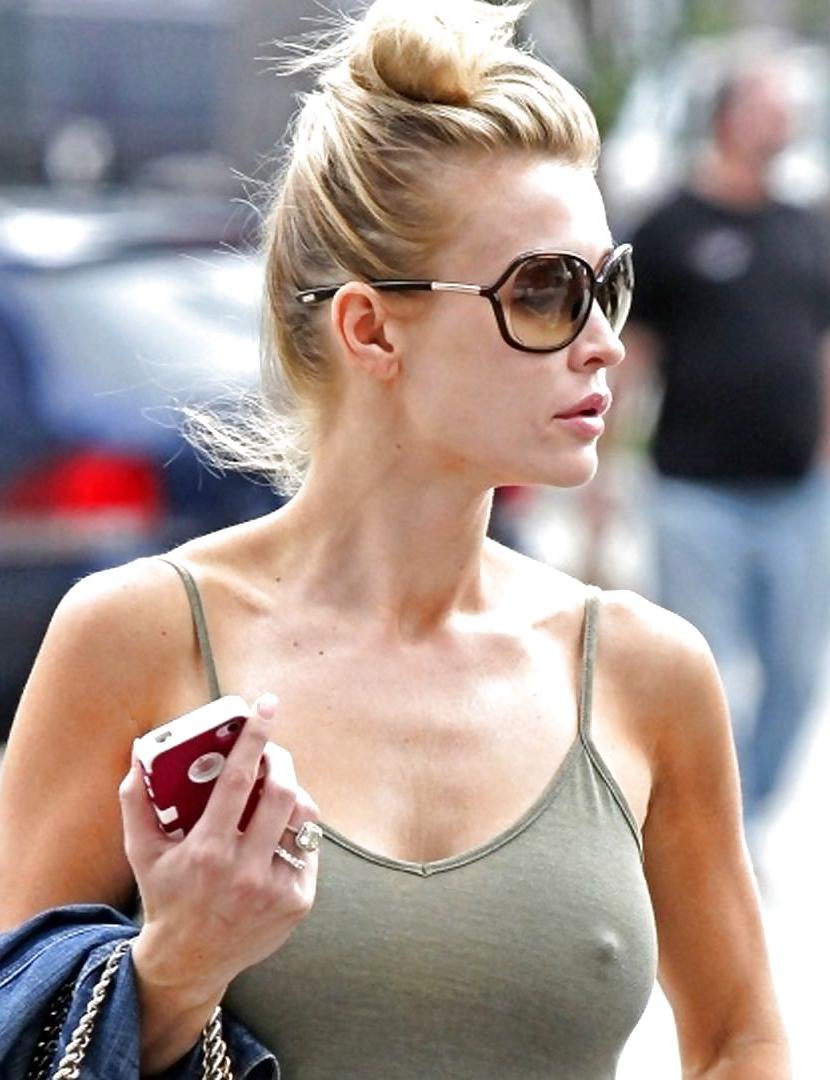 7P Joanna Krupa Nipple