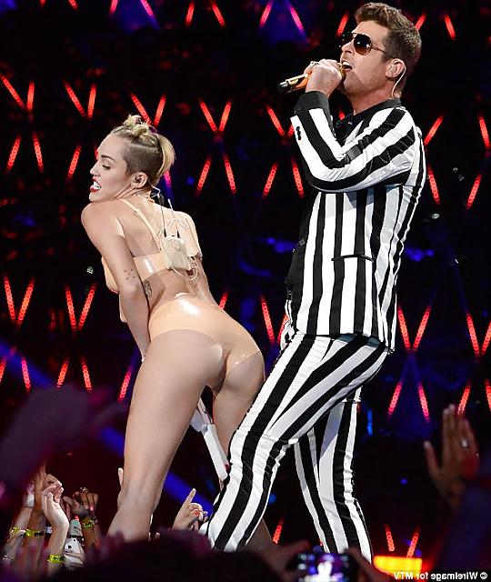 10P Twerk it Miley Cyrus