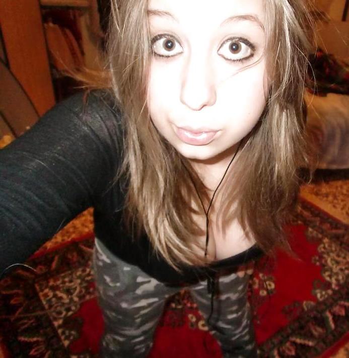 10P Laura - Blonde Gothic Cutie 
