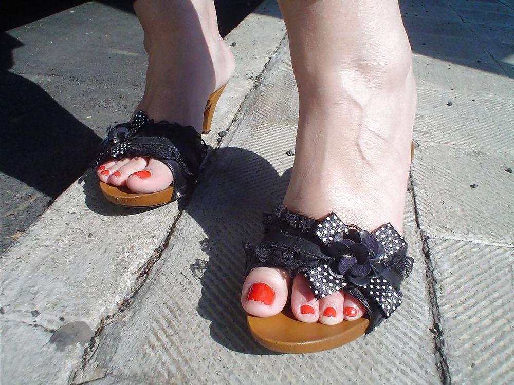25P Nice red feet and shoes