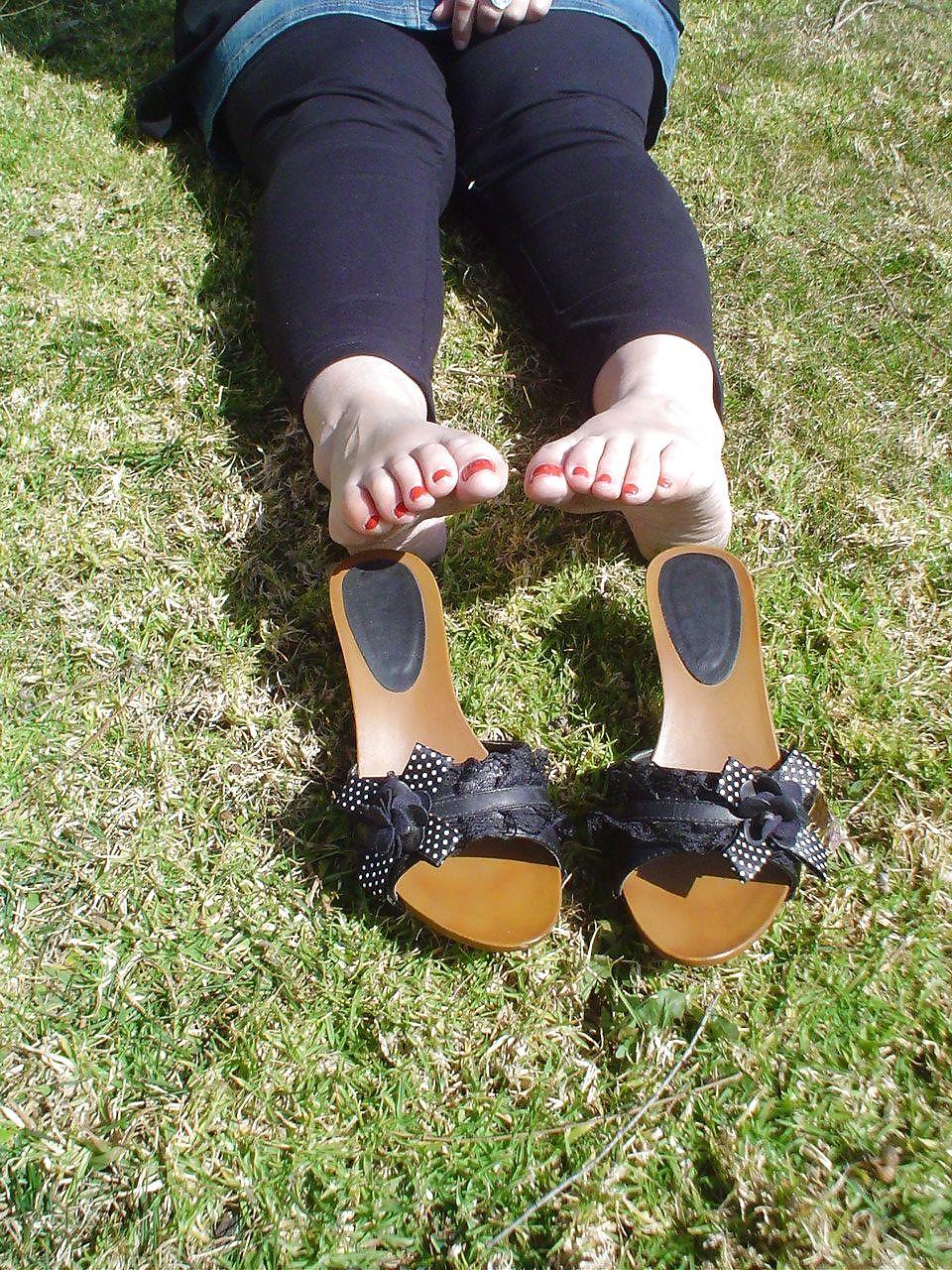 25P Nice red feet and shoes