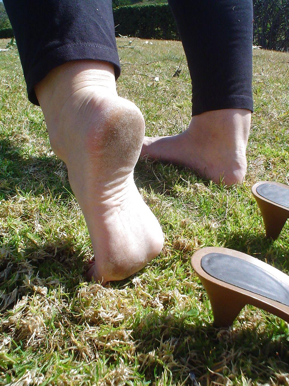 25P Nice red feet and shoes